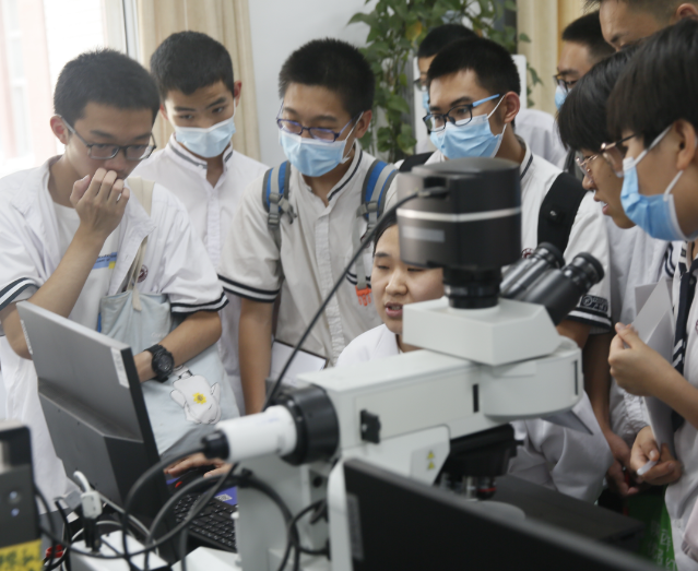 当中的讲堂经过光纤直达讲堂当名师在“专递讲堂”上为乡村孩子答疑