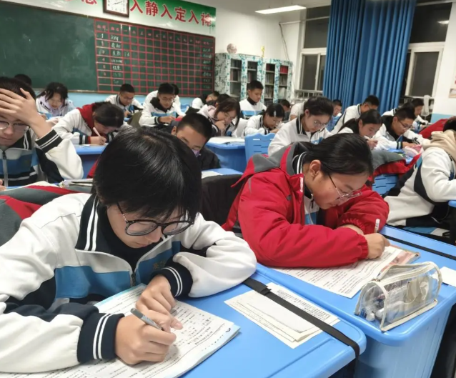 实践层面看学生理论首先面临着自我教育功用发挥缺少的难题