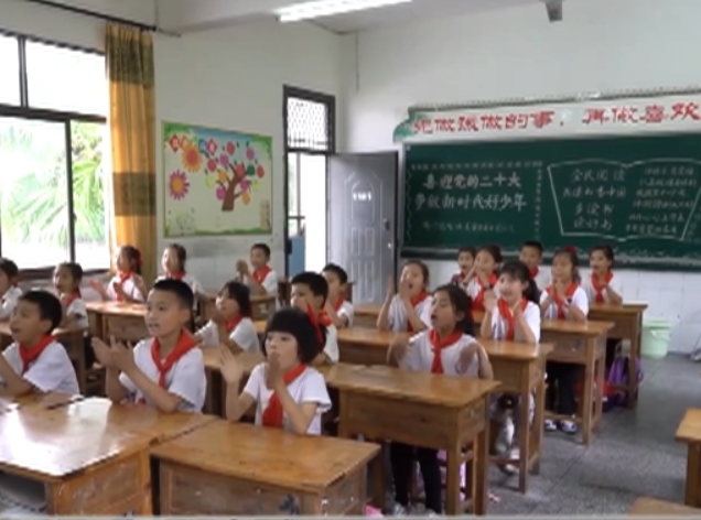 校园还把防溺水安全教育讲堂搬到河滨专业人员进行现场教学