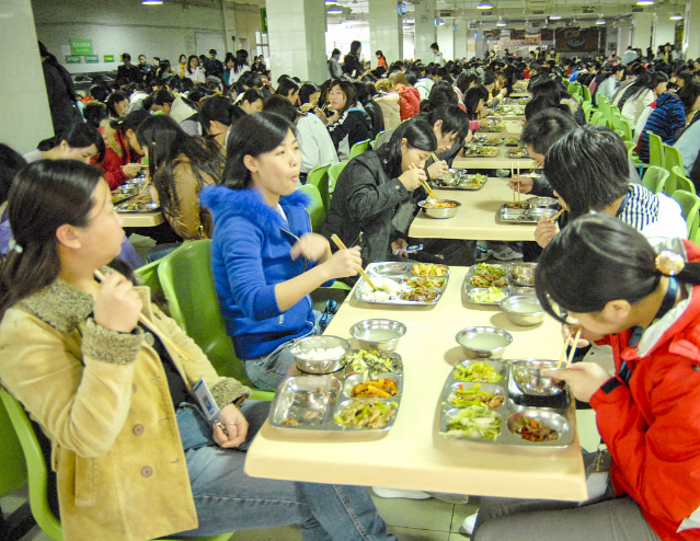 食堂自营变革落地学校之一初高中两个学段实施错峰就餐 食堂自营变革落地学校之一初高中两个学段实施错峰就餐